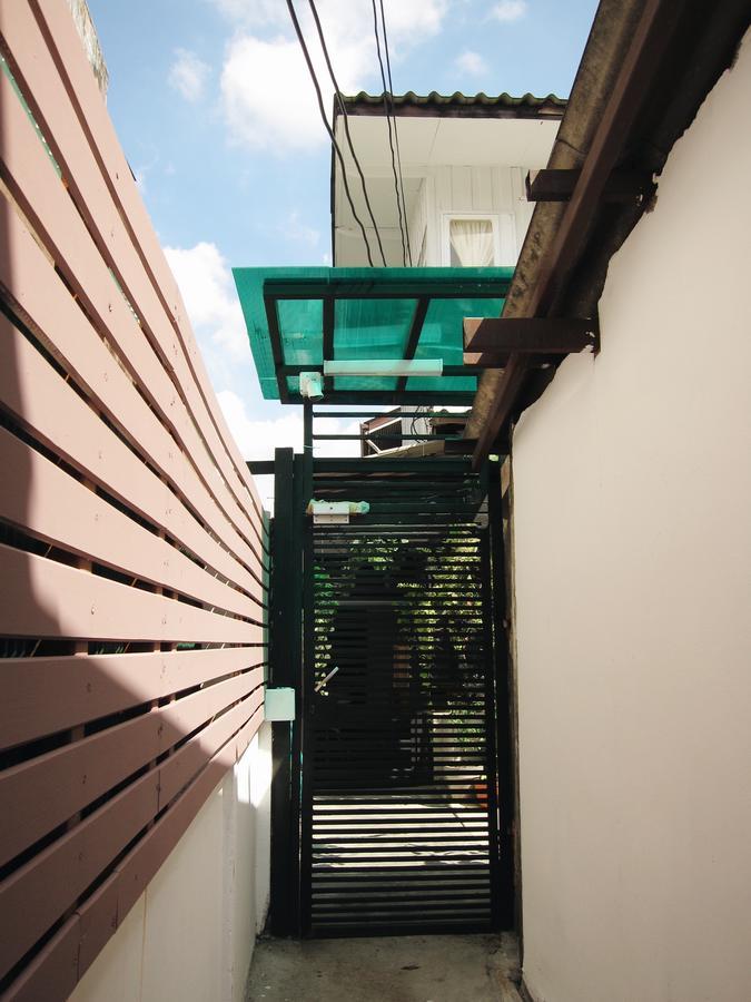 A Pousada Baan Nai Trok Banguecoque Exterior foto